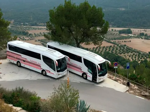 Dos autocars Ferisbus vistos des de dalt