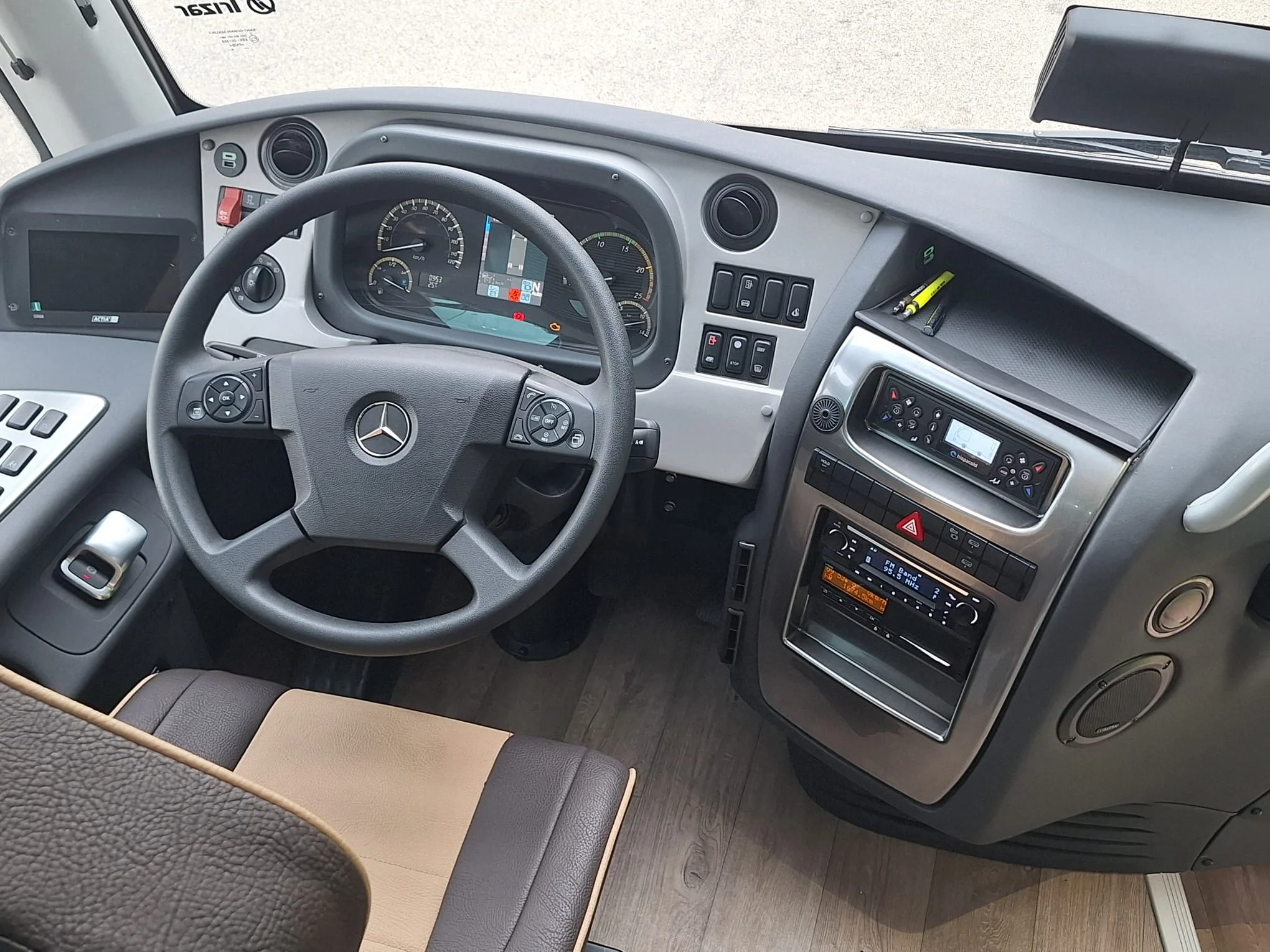 Cabina del conductor d'un autocar Ferisbus amb volant i tauler de control