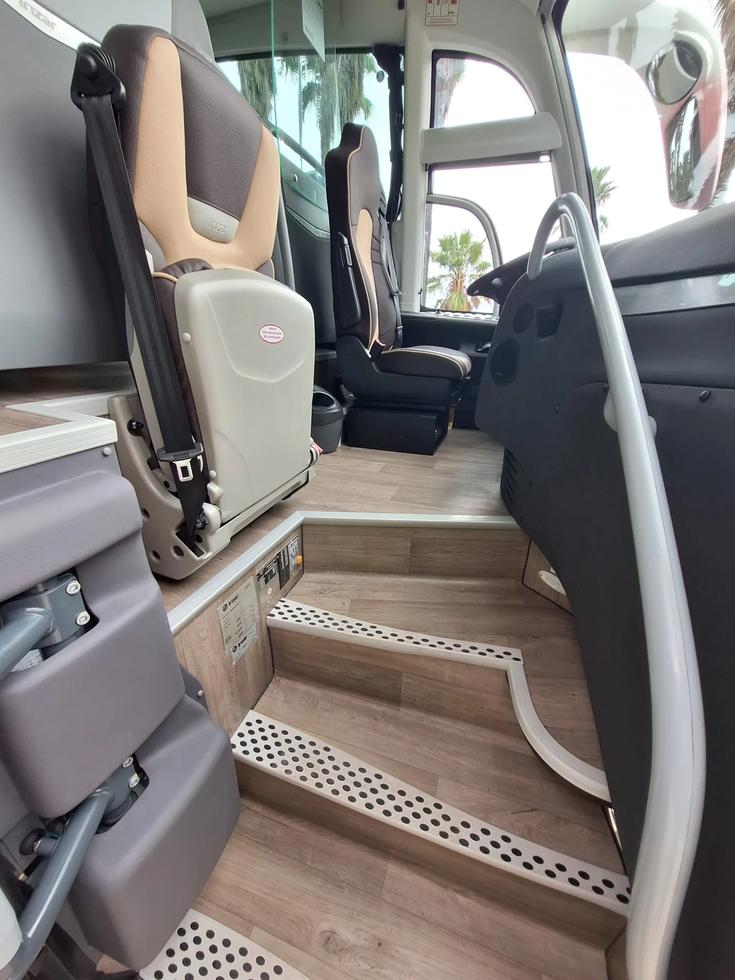 Escales d'accés i seients davanters d'un autocar Ferisbus