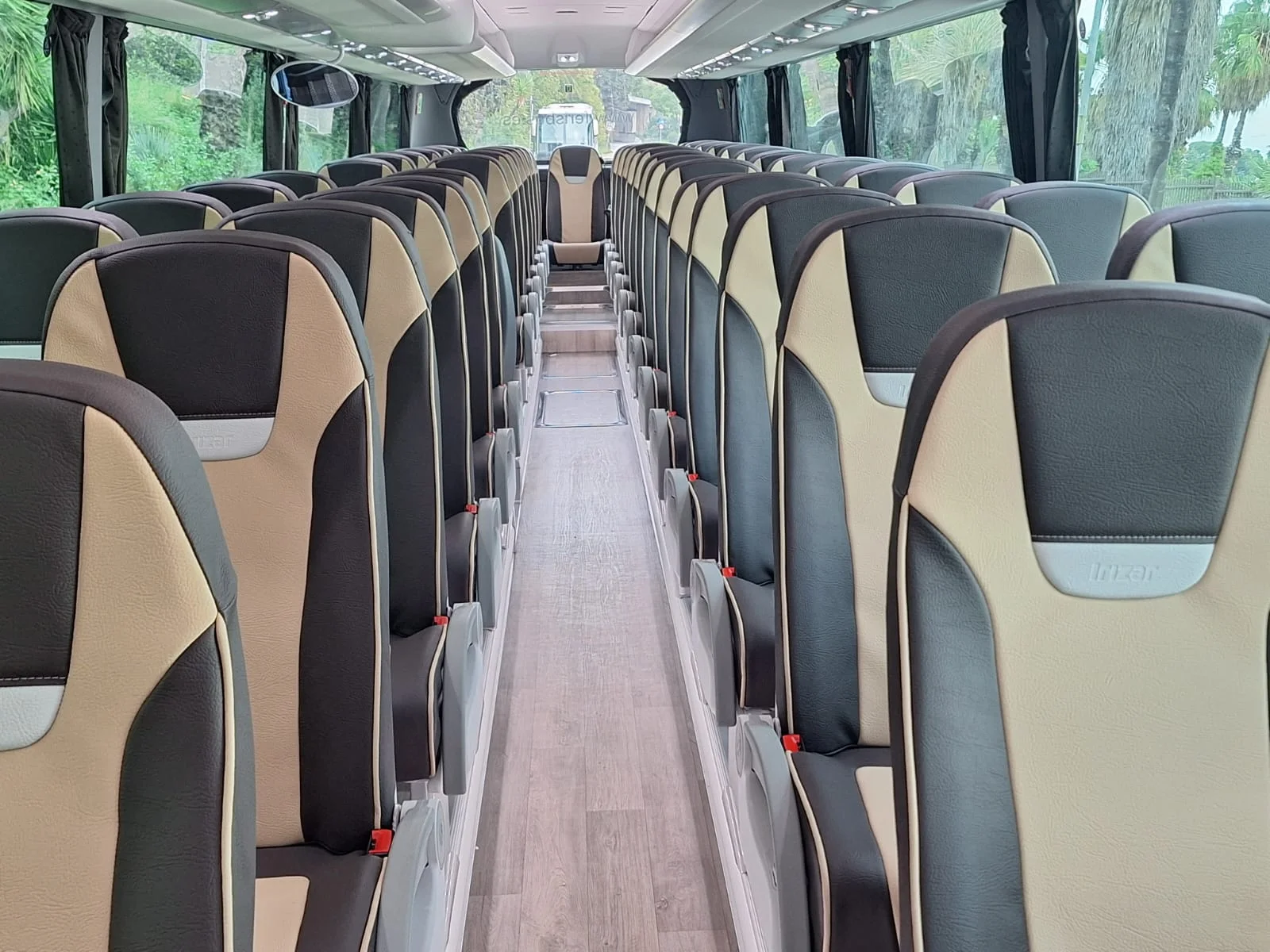 Interior d'un autocar Ferisbus amb seients per a grups i excursions