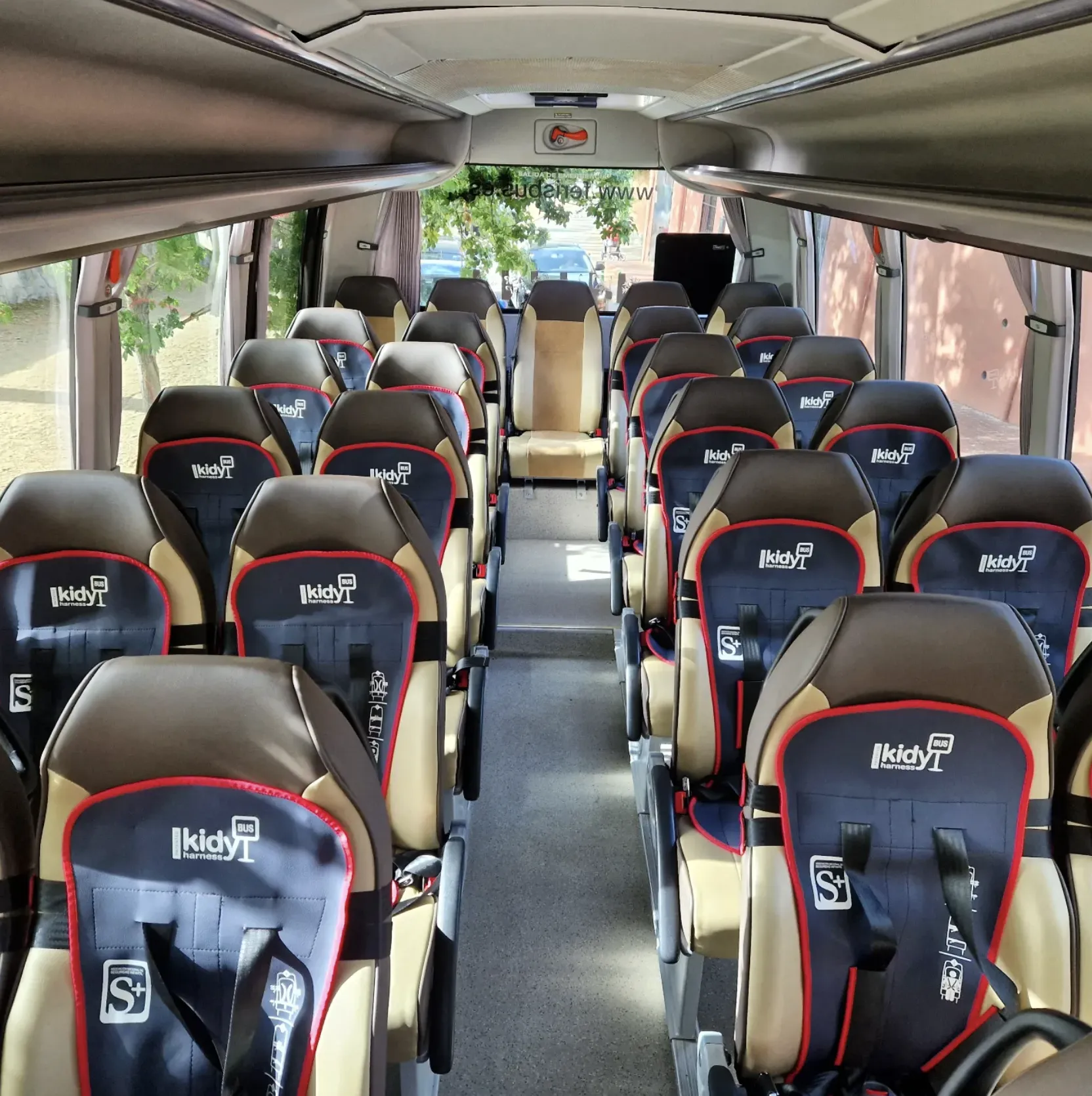 Seients d'autocar Ferisbus preparats per a transport infantil